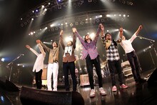 終演後、オーディエンスに挨拶する忘れらんねえよとサポートプレイヤー陣。（撮影：岩佐篤樹）