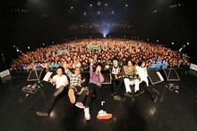 オーディエンスと記念撮影する忘れらんねえよとサポートプレイヤー陣。（撮影：岩佐篤樹）