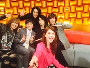 THE YELLOW MONKEYとマギー（手前）、バカリズム（左から2番目）。