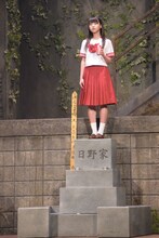 伊藤万理華演じる日野。