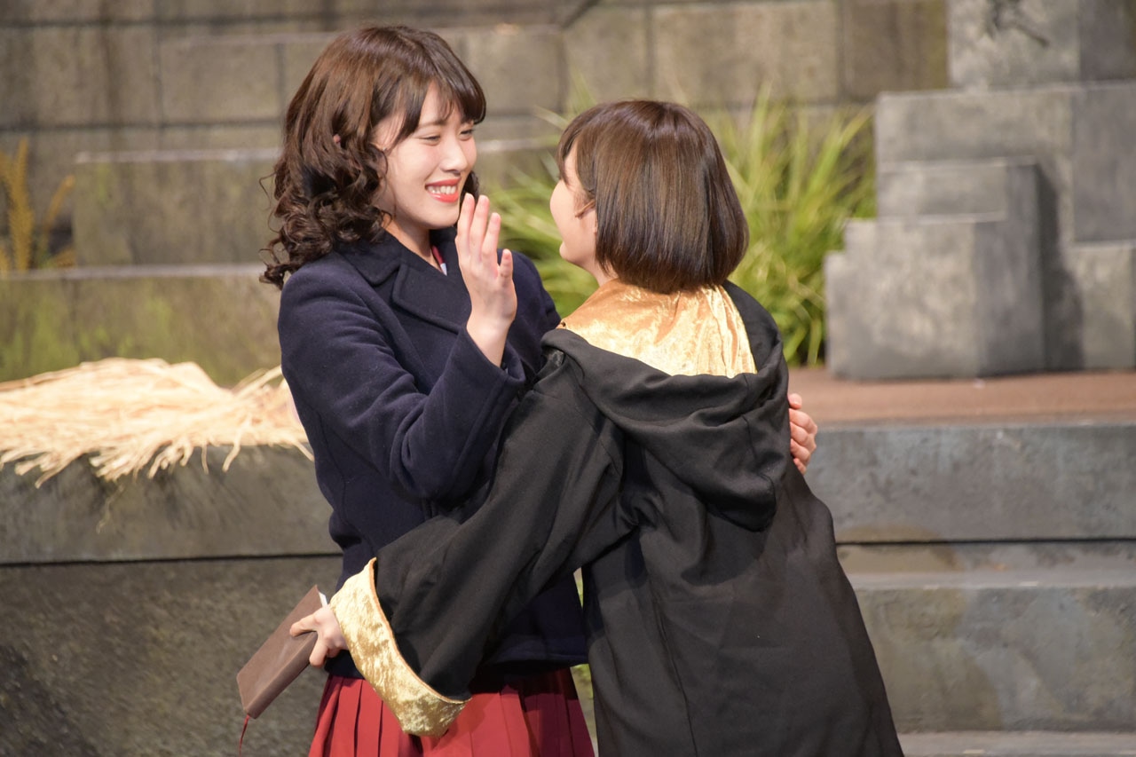左から伊藤純奈演じる武田、井上小百合演じる西川。