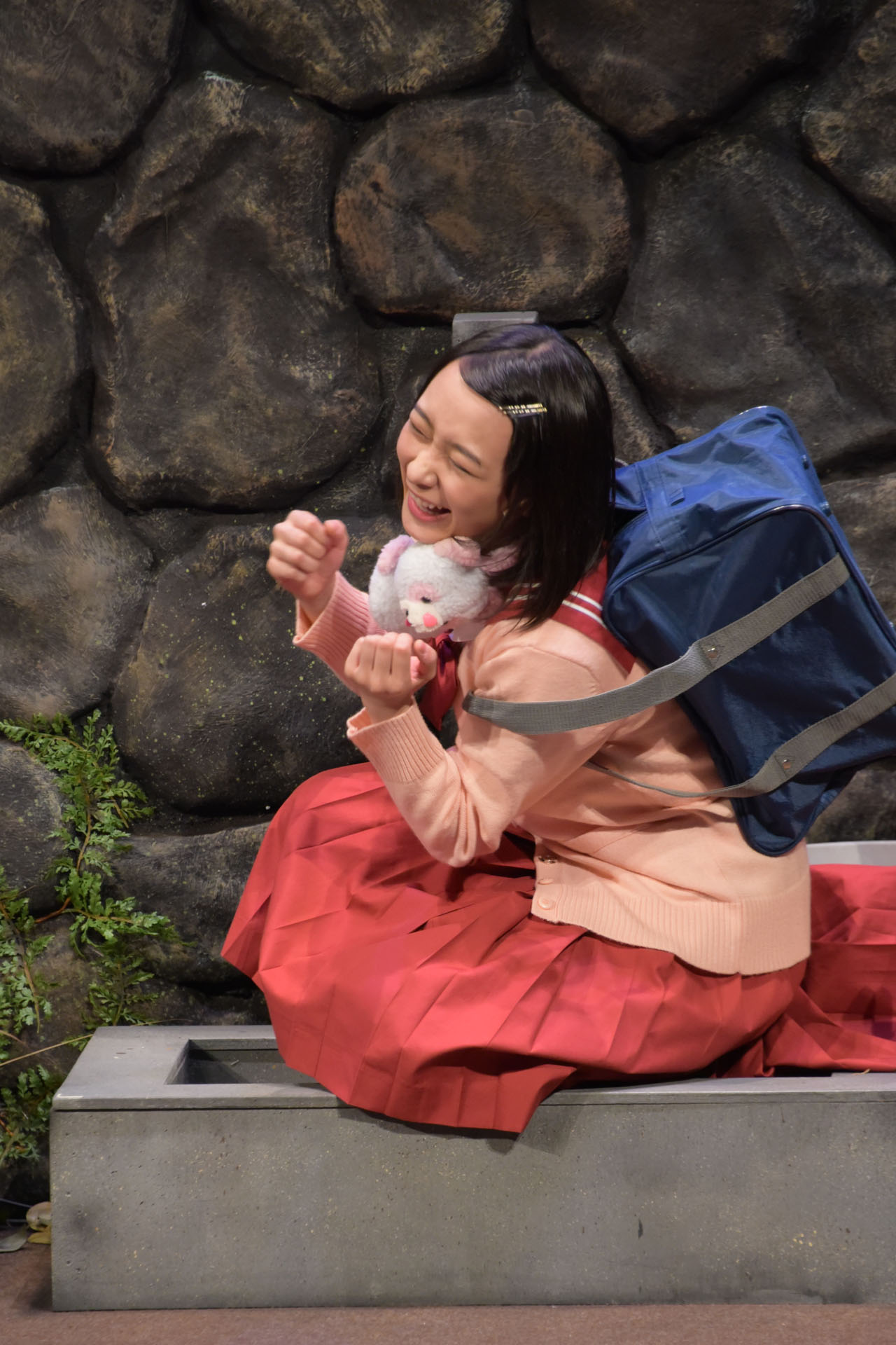 鈴木絢音演じるジモ。
