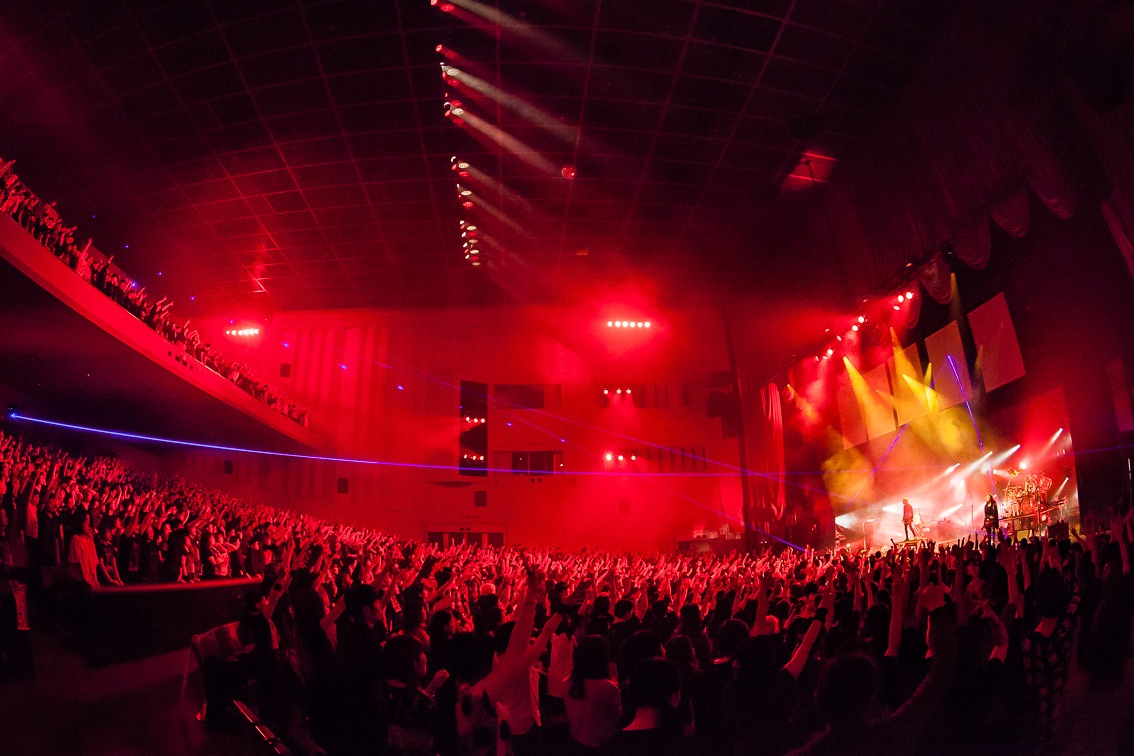 DIR EN GREY「TOUR16-17 FROM DEPRESSION TO ________ [mode of DUM SPIRO SPERO]」東京公演の様子。（撮影：小松顕一郎）