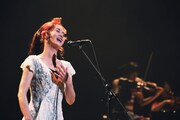 「中島みゆき Concert 『一会（いちえ）』2015～2016」のワンシーン。