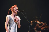 「中島みゆき Concert 『一会（いちえ）』2015～2016」のワンシーン。