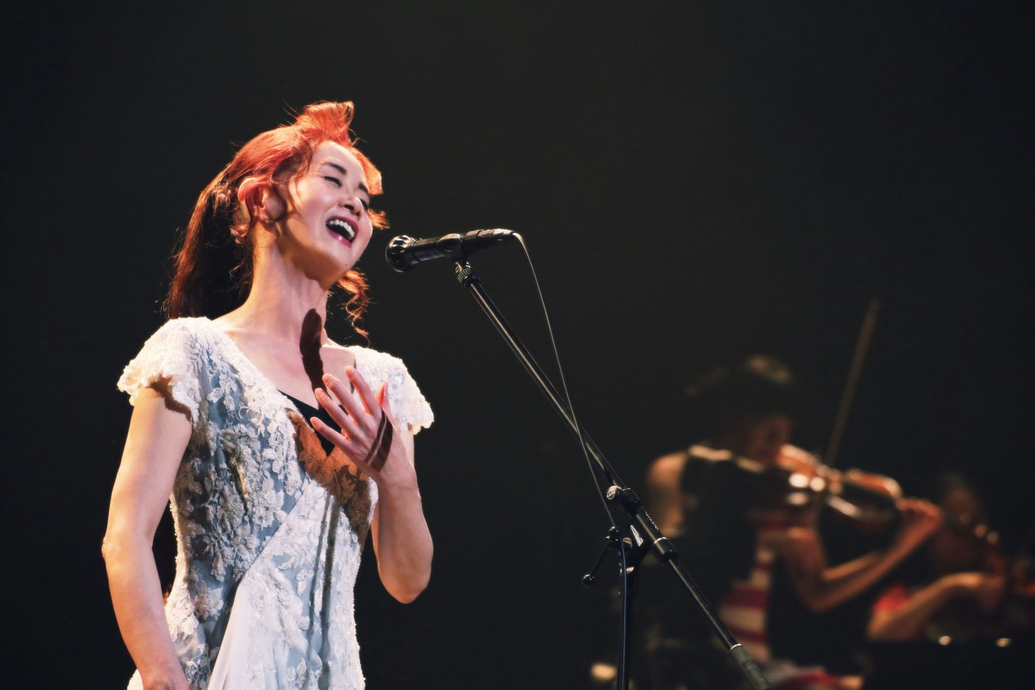 「中島みゆきConcert 『一会（いちえ）』2015～2016」のワンシーン。