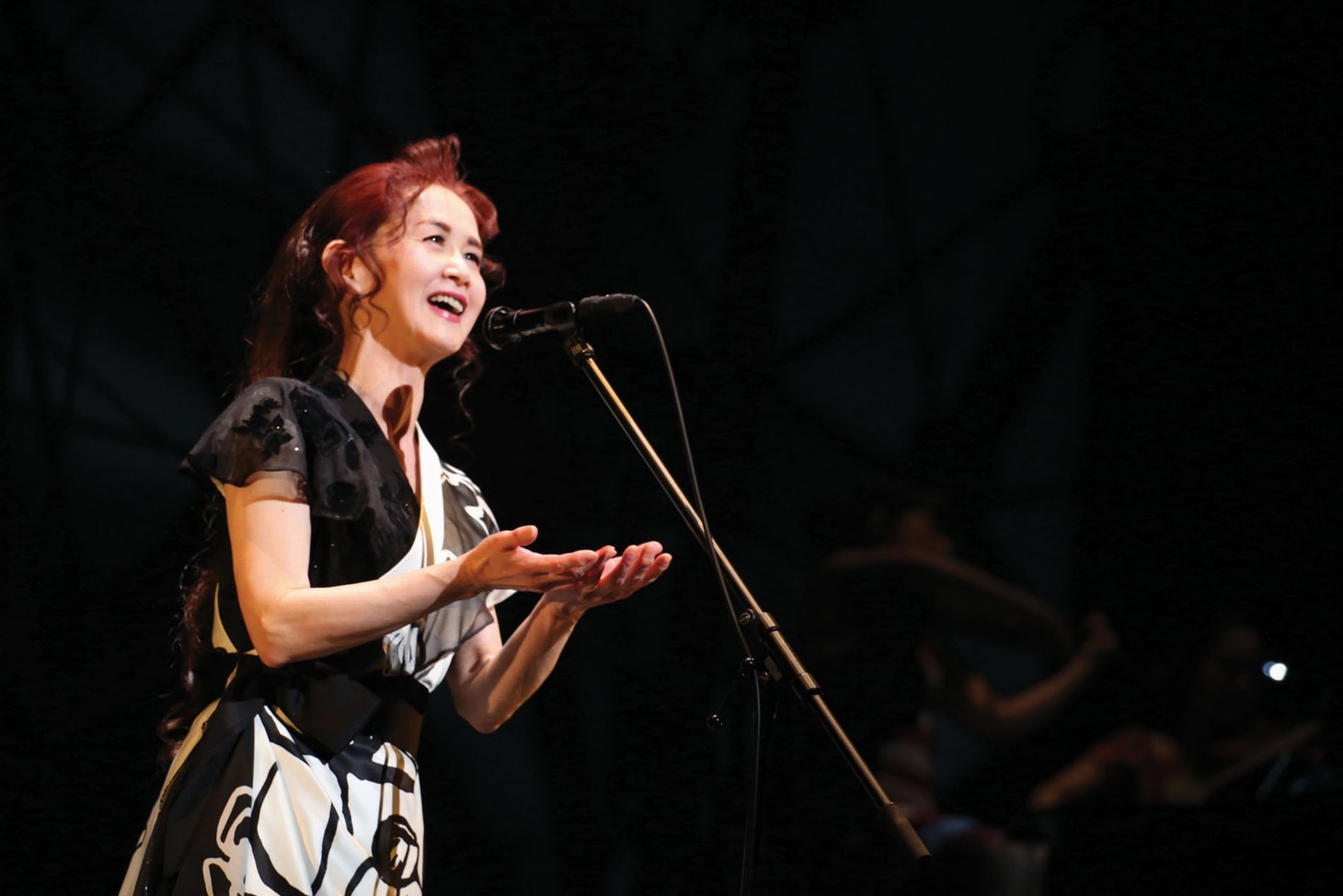 「中島みゆきConcert 『一会（いちえ）』2015～2016」のワンシーン。