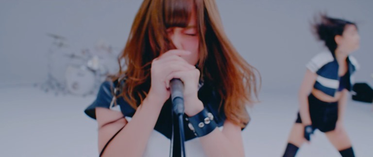 PassCode「MISS UNLIMITED」MV中の場面カット。