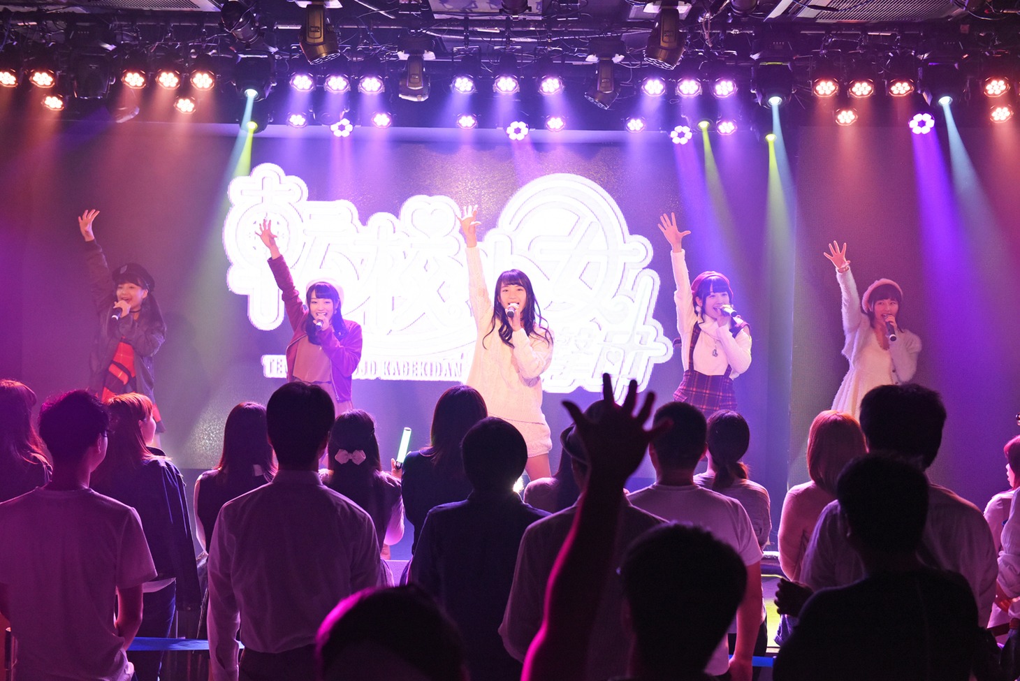 転校少女歌撃団による定期公演の様子。
