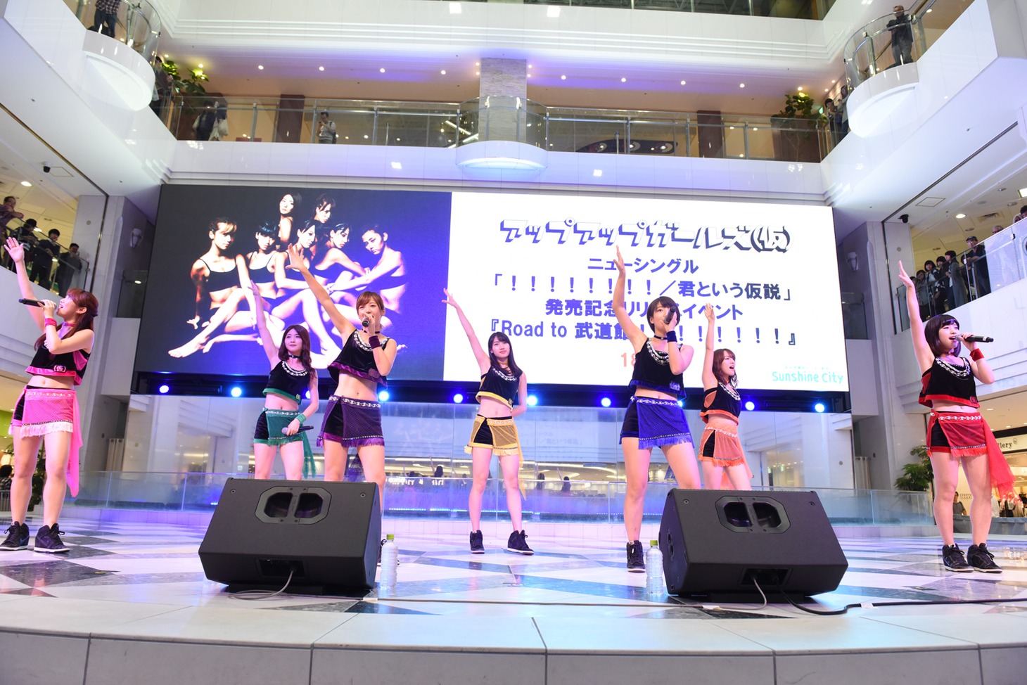 アップアップガールズ（仮）によるライブの様子。