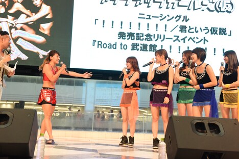 RENAとトークを繰り広げるアップアップガールズ（仮）。