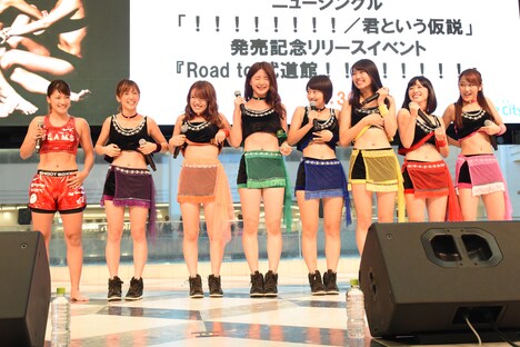 腹筋に力を入れるRENA、アップアップガールズ（仮）。