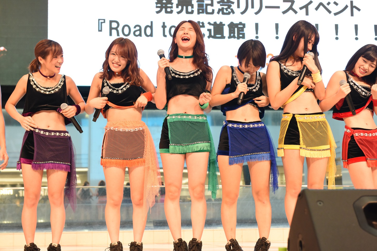 腹筋に力を入れるアップアップガールズ（仮）。