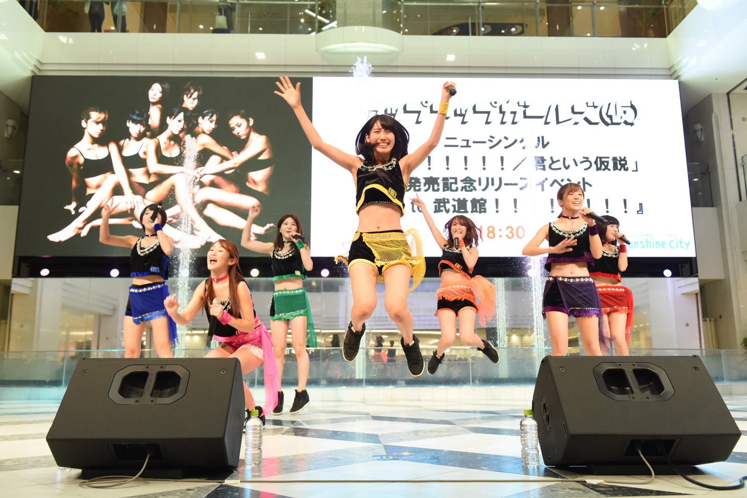 アップアップガールズ（仮）によるライブの様子。