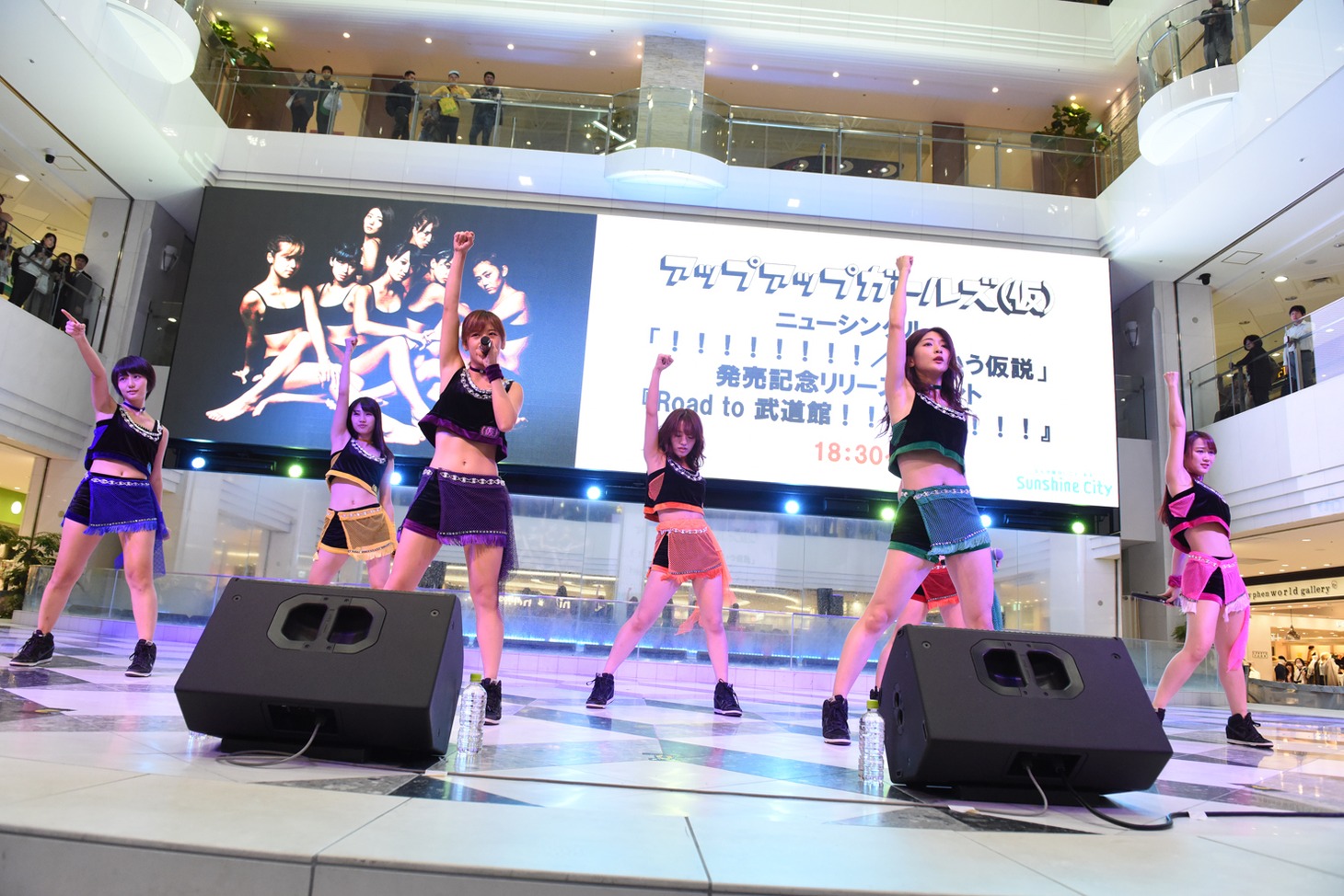 アップアップガールズ（仮）によるライブの様子。
