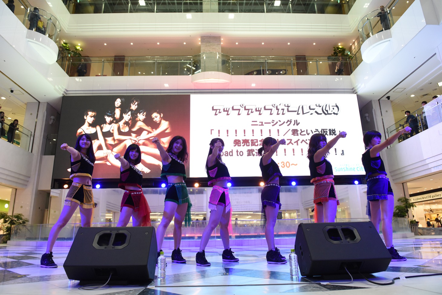 アップアップガールズ（仮）によるライブの様子。