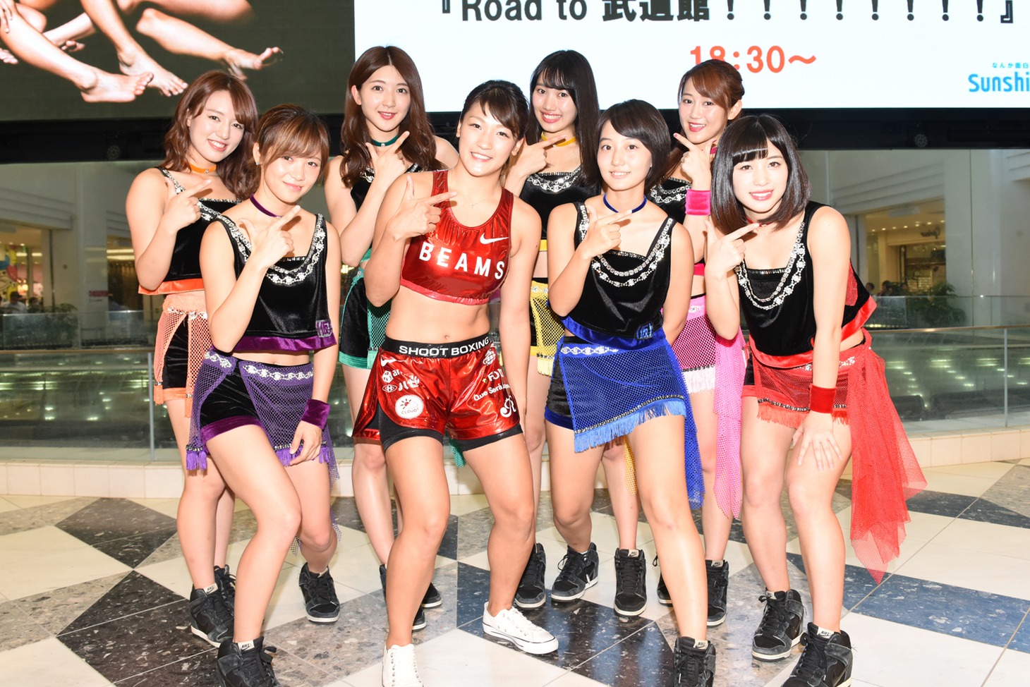 RENA（写真中央）、アップアップガールズ（仮）。