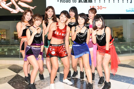 RENA（写真中央）、アップアップガールズ（仮）。