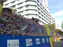 フラワーカーに乗るチームしゃちほこ。（写真提供：スターダストプロモーション）