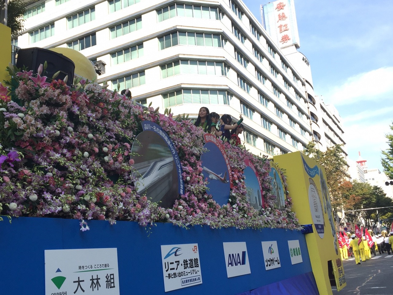 フラワーカーに乗るチームしゃちほこ。（写真提供：スターダストプロモーション）