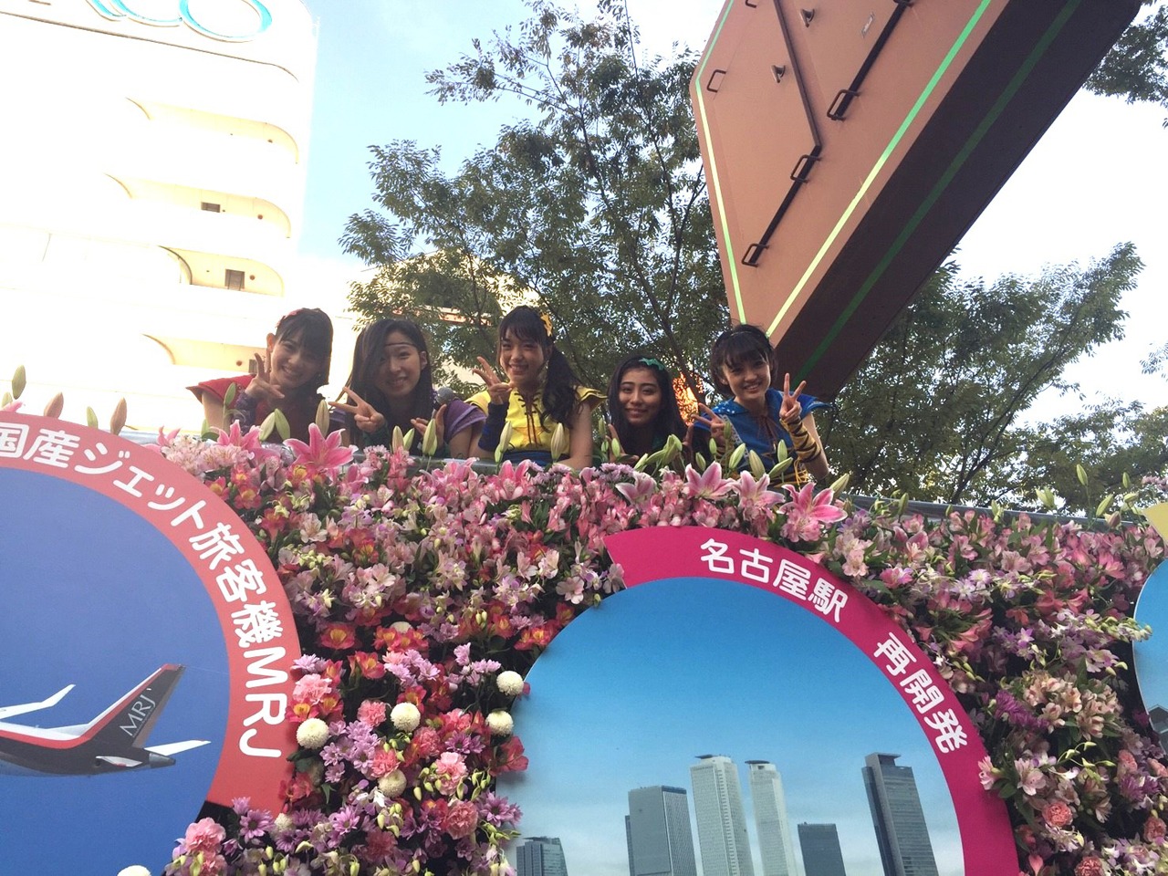 フラワーカーに乗るチームしゃちほこ。（写真提供：スターダストプロモーション）