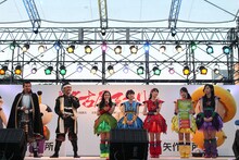 「なごやめし博覧会2016」をPRするチームしゃちほこと名古屋おもてなし武将隊。（写真提供：スターダストプロモーション）