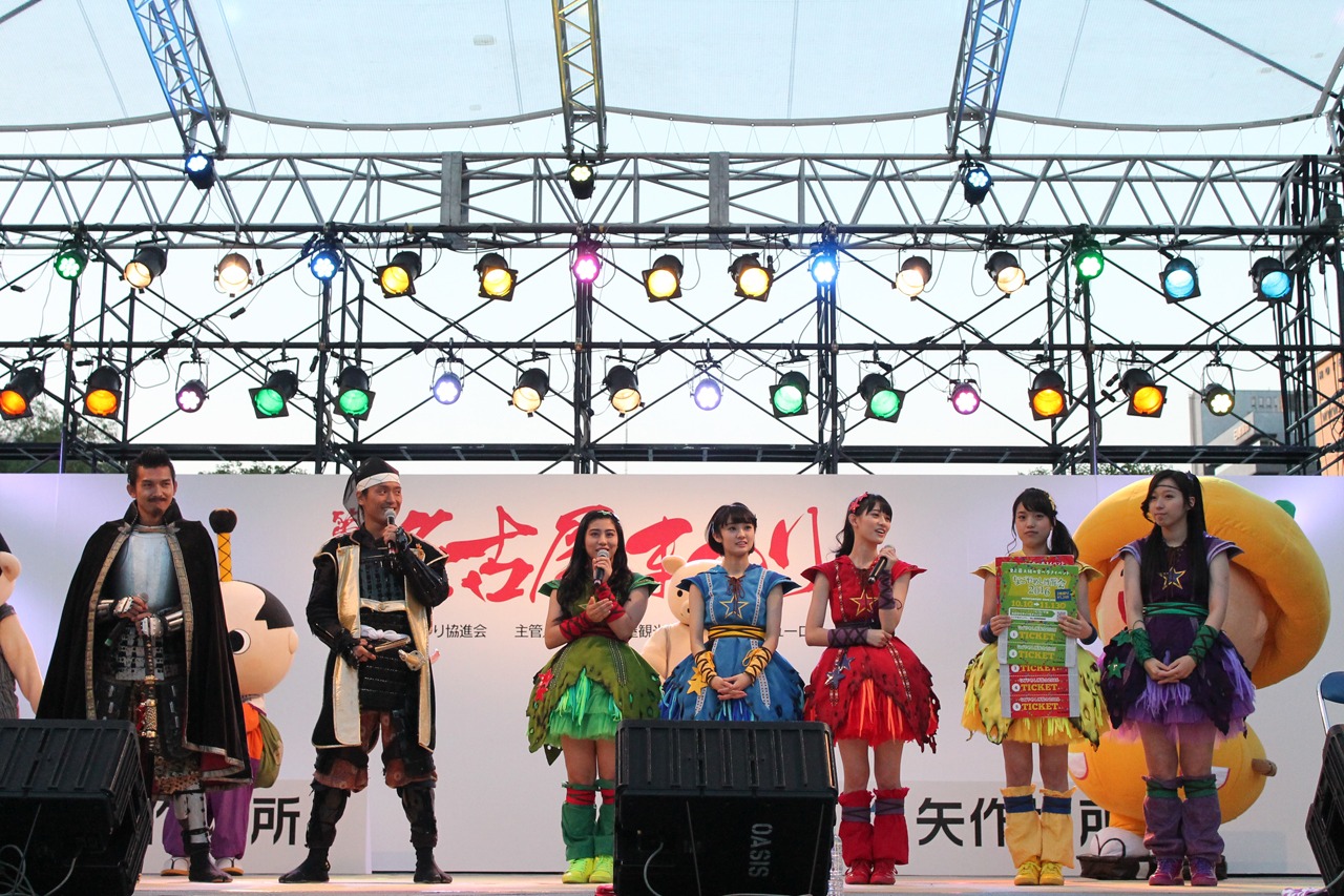 「なごやめし博覧会2016」をPRするチームしゃちほこと名古屋おもてなし武将隊。（写真提供：スターダストプロモーション）