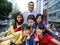 チームしゃちほこと元・中日ドラゴンズ選手の山本昌。（写真提供：スターダストプロモーション）