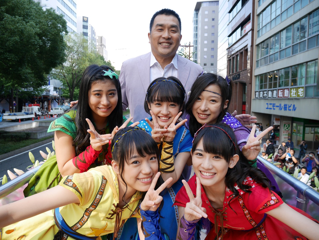 チームしゃちほこと元・中日ドラゴンズ選手の山本昌。（写真提供：スターダストプロモーション）