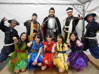 チームしゃちほこと名古屋おもてなし武将隊。（写真提供：スターダストプロモーション）