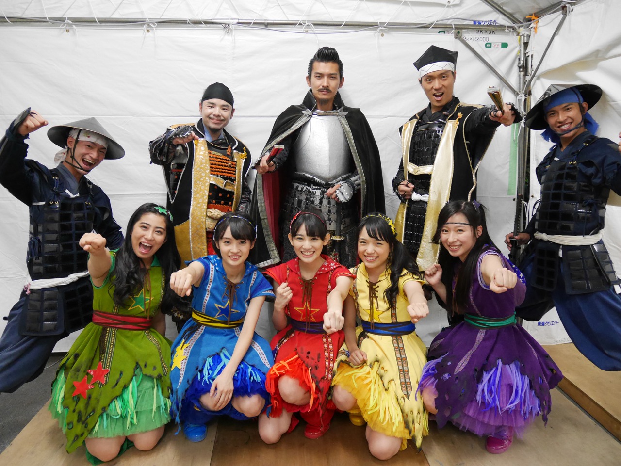 チームしゃちほこと名古屋おもてなし武将隊。（写真提供：スターダストプロモーション）