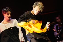 左からVALSのNao10（Dance）、KEIN（Dance, Vo）。