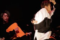 左からVALSのKEIN（Dance, Vo）、Nao10（Dance）。