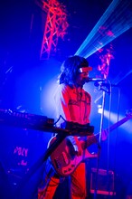 フミ（B, Vo, Syn）（撮影：緒車寿一）