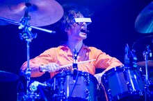 ヤノ（Dr, Vo）（撮影：緒車寿一）