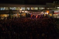 本日10月15日に大阪・泉ヶ丘駅前 いずみがおか広場にて行われたワンマンライブ「泉北メロディー夜市」の様子。