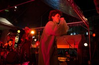 本日10月15日に大阪・泉ヶ丘駅前 いずみがおか広場にて行われたワンマンライブ「泉北メロディー夜市」の様子。