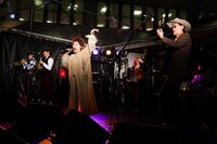 本日10月15日に大阪・泉ヶ丘駅前 いずみがおか広場にて行われたワンマンライブ「泉北メロディー夜市」の様子。