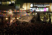 本日10月15日に大阪・泉ヶ丘駅前 いずみがおか広場にて行われたワンマンライブ「泉北メロディー夜市」の様子。