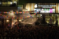 本日10月15日に大阪・泉ヶ丘駅前 いずみがおか広場にて行われたワンマンライブ「泉北メロディー夜市」の様子。