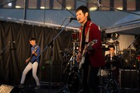 本日10月15日に大阪・泉ヶ丘駅前 いずみがおか広場にて行われたワンマンライブ「泉北メロディー夜市」の様子。
