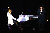 YOSHIKI（Dr, Piano / X JAPAN）とHYDE（Vo / L'Arc-en-Ciel、VAMPS）のコラボの様子。（写真提供：VISUAL JAPAN SUMMIT 2016 Powered by Rakuten）