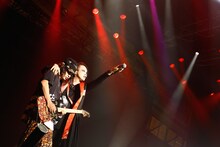 Ken（G / L'Arc-en-Ciel）と逹瑯（Vo / MUCC）。