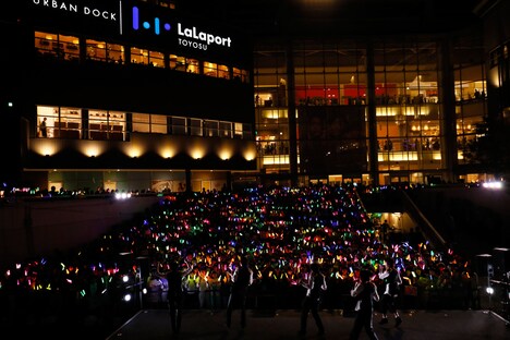 M!LKの5thシングルリリースイベントの様子。（Photo by Seki Junichi）