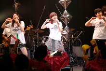 松本伊代デビュー35周年記念コンサート「やっぱり伊代ちゃん'16」の様子。（撮影：十河英三郎）