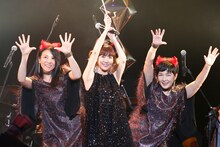 松本伊代デビュー35周年記念コンサート「やっぱり伊代ちゃん'16」の様子。（撮影：十河英三郎）