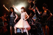 松本伊代デビュー35周年記念コンサート「やっぱり伊代ちゃん'16」の様子。（撮影：十河英三郎）