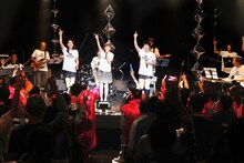 松本伊代デビュー35周年記念コンサート「やっぱり伊代ちゃん'16」の様子。（撮影：十河英三郎）