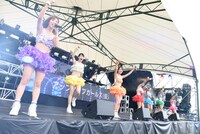 アップアップガールズ（仮）によるライブの様子。