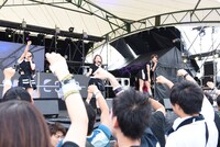 PassCodeによるライブの様子。